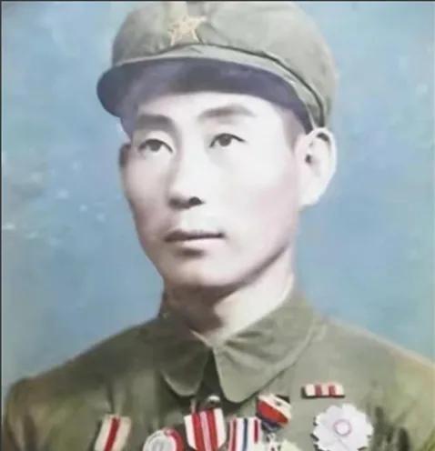 1948年夜行军时，一士兵腹痛难忍，只好离队到路边隐蔽沟壑处方便。不想当时他发现