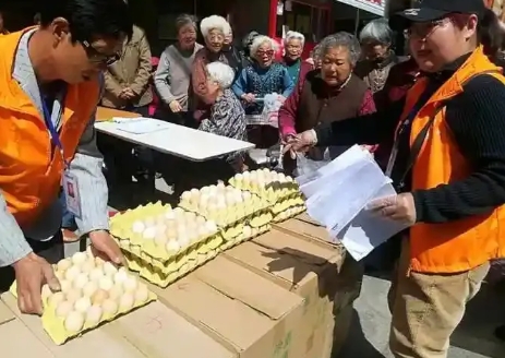 阿姨那天碰上有人免费发鸡蛋，想着不拿白不拿，开开心心领了一堆回家。一进门就迫不及