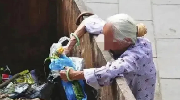 浙江慈溪，80多岁的岳老太捡废品时，擅自翻动停在公共场所的三轮车，结果车意外启动