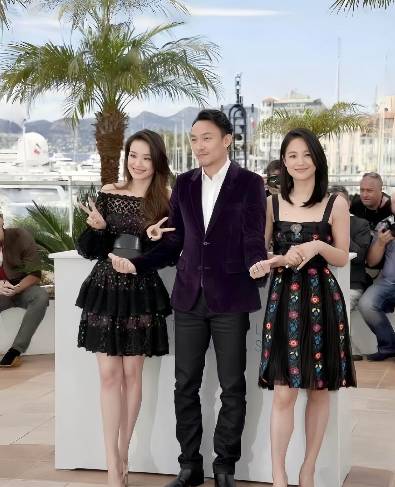 十年前，舒淇、张震和周韵在国外参加戛纳电影节，那时候的他们都好年轻漂亮、帅气啊。