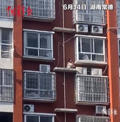 “这胆也太大了！”湖南一女子本来要开窗通风，可突然看见对面12楼有一个小女孩正在