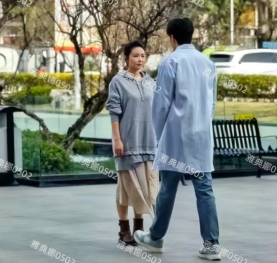 成都医院偶遇大嫂高叶拍戏！
她本人很瘦，脸很小非常上镜，头型特别饱满很适合梳丸子