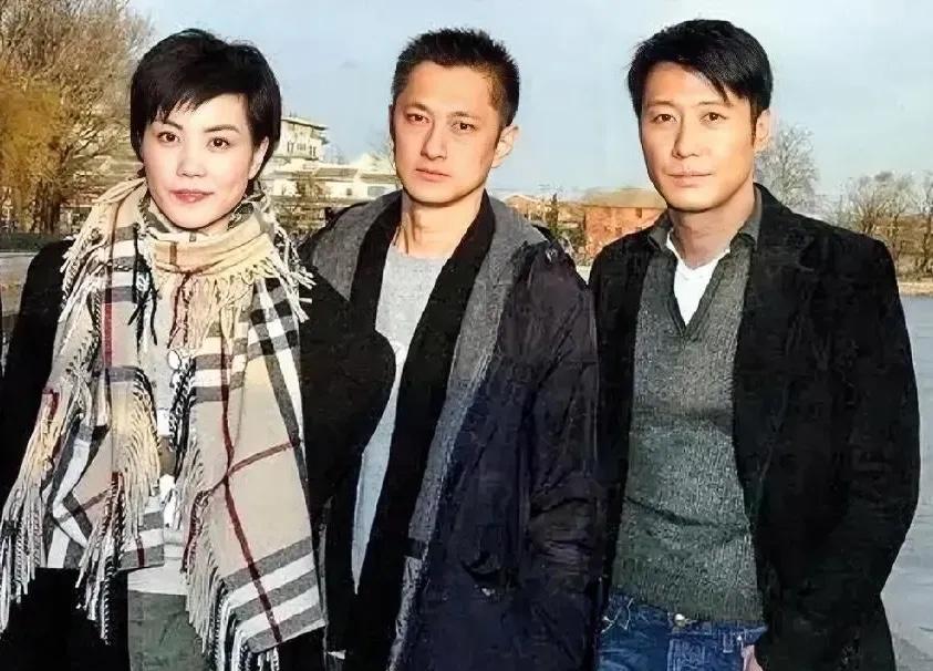 中间这位男士是谁？能让王菲和黎明让出C位