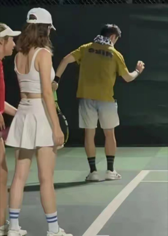 郑恺和老婆晚上去打网球，苗苗露腰又露腿，身材太好了，皮肤好白 ​​​