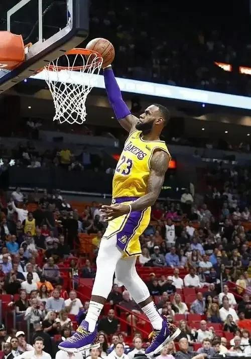 小黑子们，还能说什么？
论扣篮效率，勒布朗·詹姆斯堪称NBA历史级典范。自199