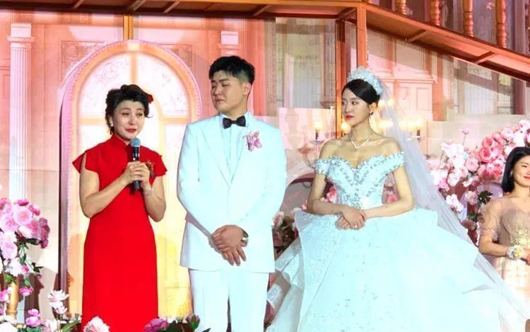 2015年，闫学晶和相爱十多年的丈夫林越离婚，不久后嫁给马明东，一位圈外企业老板
