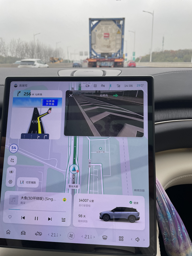 车上的这些功能让我养成了好习惯
1.自从系统更新出现转向辅助画面后，每次变道转向