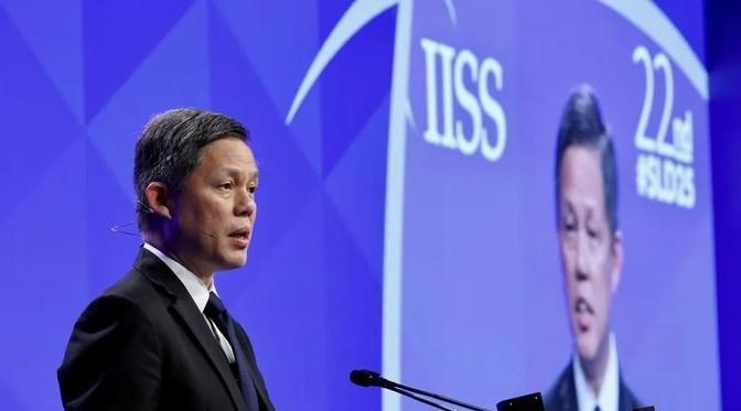 新加坡防长陈振声左打“台独”，认为“台湾问题须由全体中国人民决定”；右批美国敢弱