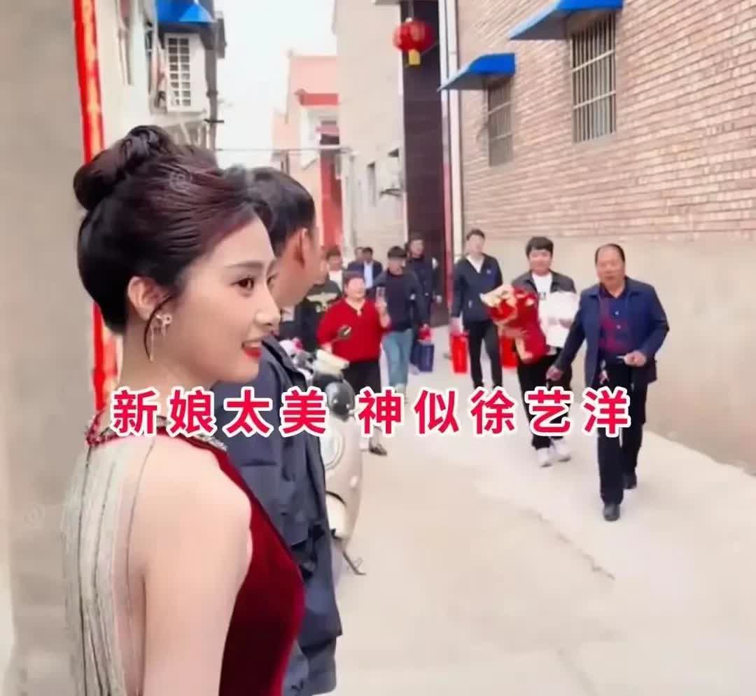 新郎27岁，新娘22岁！
两人站在一起明显不般配，新娘穿着高跟鞋还比新郎高一个