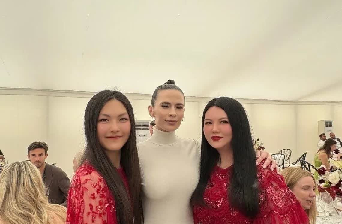李湘母女参加英国贵族派对，两人尽然穿一样的红色裙子，李湘看着还行，王诗龄就显得成