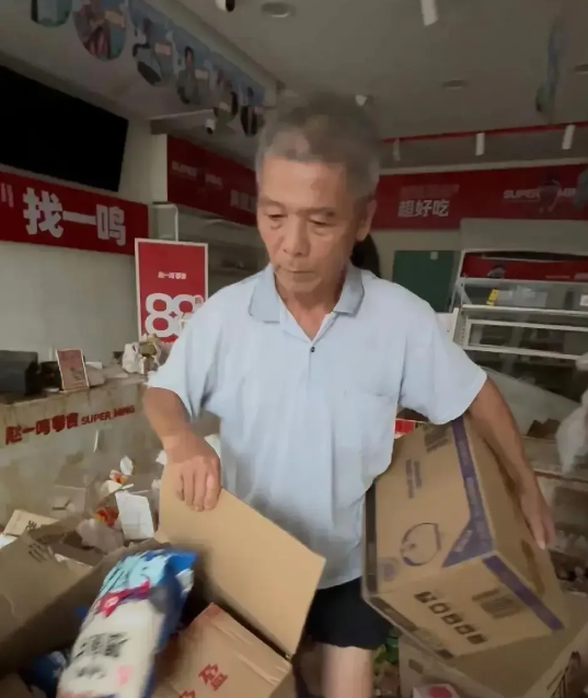 真是丢脸啊！这下全国人民都知道了！天灾面前又来了人祸。
广东怀集洪水过后，一超市