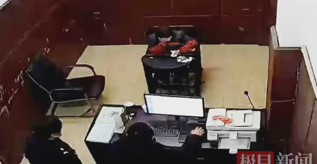 “这样的老板不发财都难！”湖北武汉，一个开面馆的男子，每天都对着账本发愁，流水和