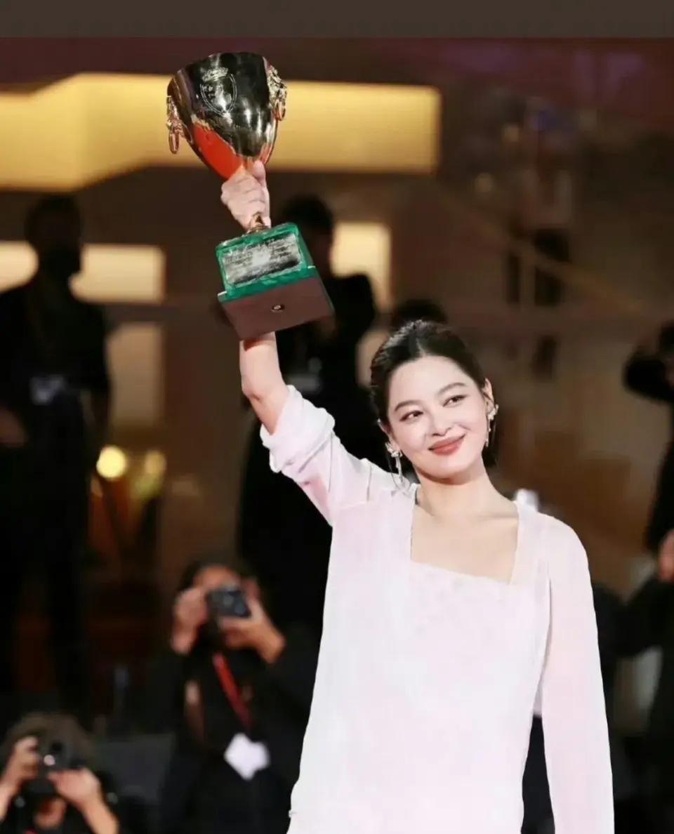 辛芷蕾曾坦然提及外界的质疑：“有人说我长这么丑还能当演员？”而在拍完《繁花》后，