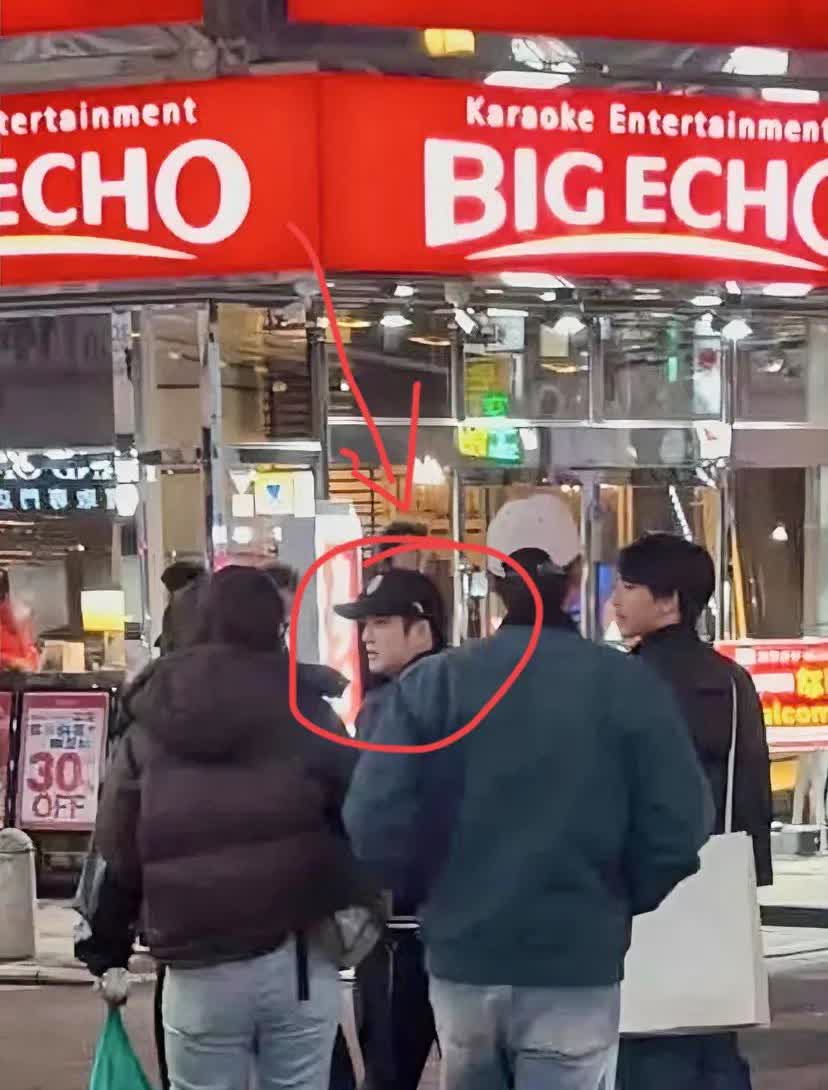 万万没想到

樊振东刚刚宣布不用参加世界杯了

后脚就被人发现，和李现一