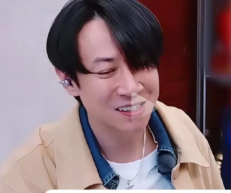 说丈母娘看不上他，说真的，啥发型啊，真磕碜。哪个丈母娘心里能愿意？
好不好坏不坏