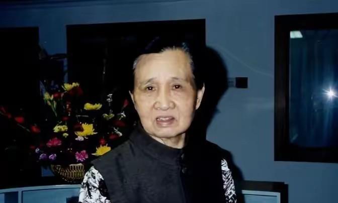毛金花特别像毛主席，
祝老人家幸福安康身体健康，
伟人毛主席永远活在每一个中国人