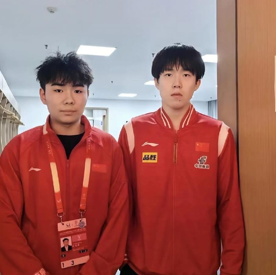 我们很懂了！
看衣着和陈设，同一时间同一地点没错了
这拍照技术一目了然，
难怪每