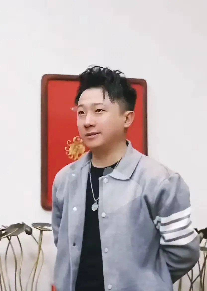 张鹤擎被黑是德云社捧他











张鹤擎火了！黑粉却说他去师父家直播