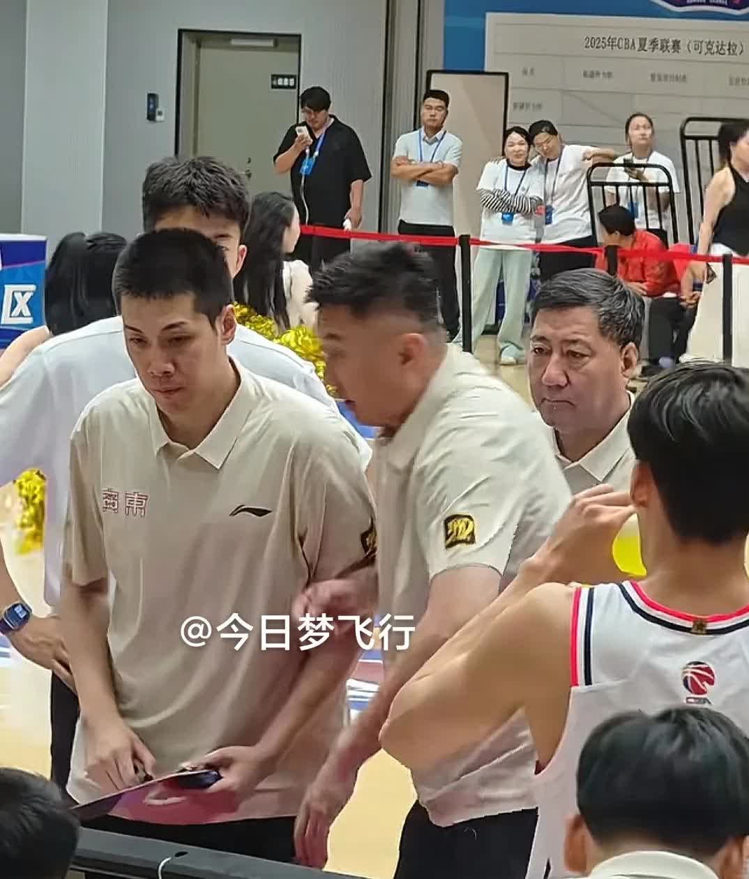 任骏威沉肩撞开杜锋！

有趣的一幕：CBA夏联可克达拉站的赛事，广东VS北控