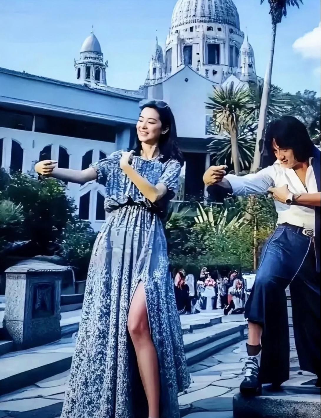 一张古早相片，
那个许多人土得掉渣的久远的年代，
林青霞就穿得这么潮！
她和成龙
