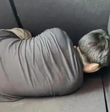 其实后备箱男孩旅游事件最不该去的是老两口，5座车坐7个人这是找罚呢！本来二婚家庭