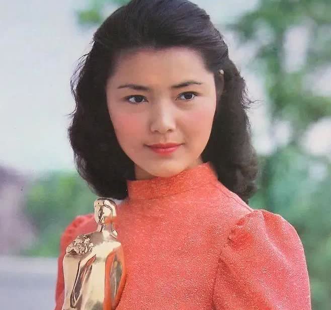 1984年，当时，30岁的姜黎黎被查出癌症晚期，27岁的丈夫汪宝生一夜愁白了头，