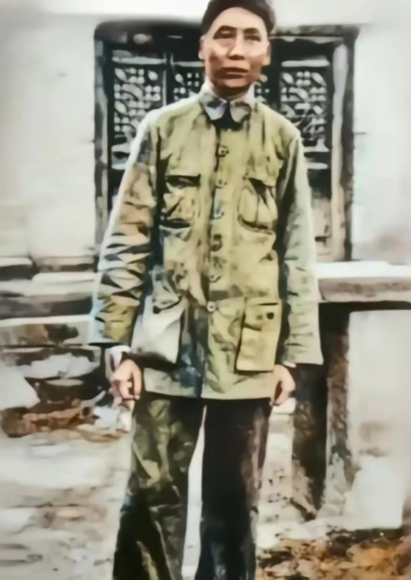 这是毛主席长征路上的一张照片，照片中他面容消瘦、衣衫褴褛，看起来实在令人心酸，很