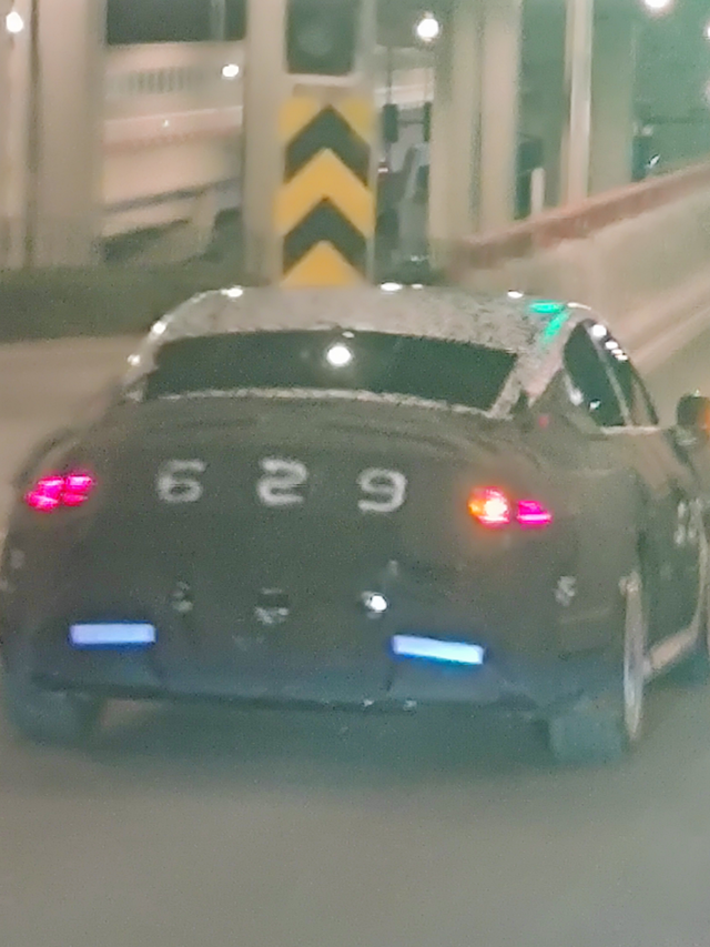 改款小米SU7，害我追了一路才看清
晚上在路上碰到一辆伪装车，加速贼猛一路追着像