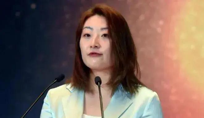 老宗对不起原配妻子施幼珍，也对不起女儿宗馥莉。
宗馥莉自幼便目睹了父亲对母亲的背