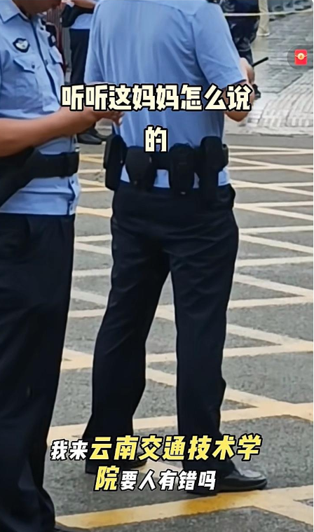 人民警察是为人民服务的，而非为行政服务。

