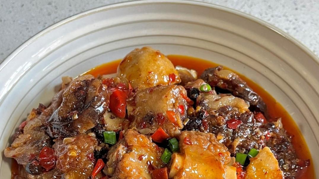 芋头蒸排骨偷偷加了根四川香肠，全家抢到最后连汤汁都不放过！