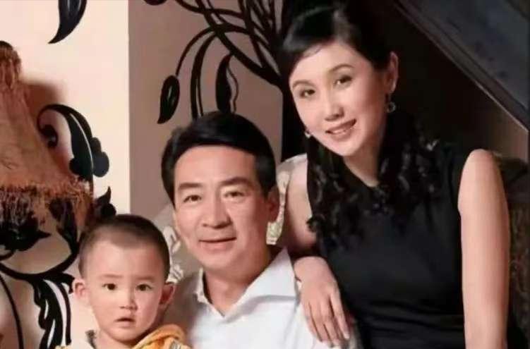 2003年，49岁的寇振海向演员李婷表白，李婷拒绝的说：寇老师，你比我大21岁，