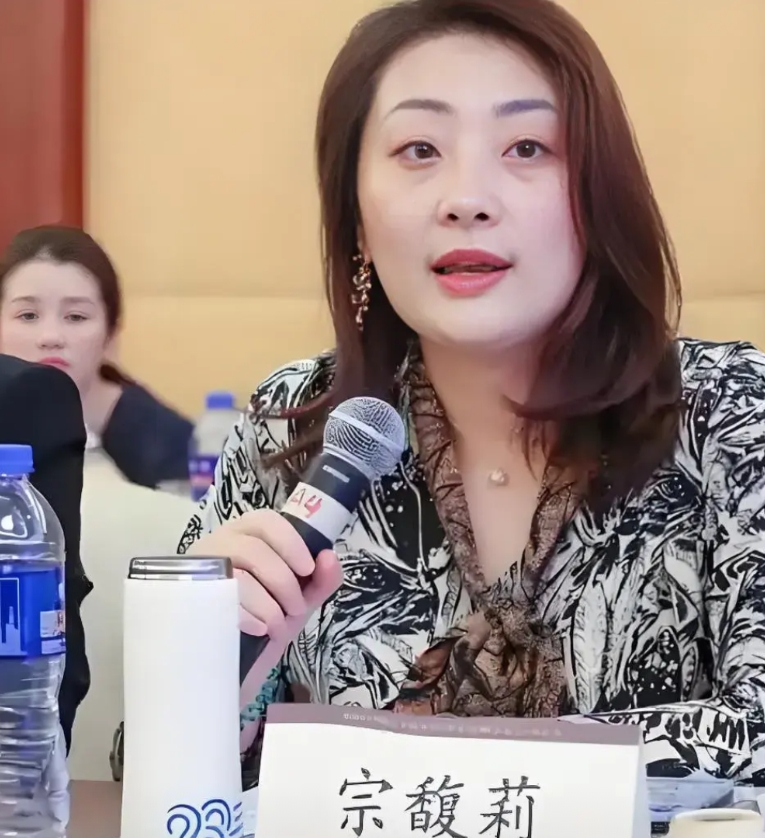 从宗馥莉解约王力宏这件事上，就能看出她有多么六亲不认。王力宏为娃哈哈代言了20年
