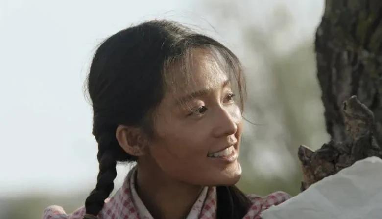 有的女人，天生就善良，善良的让人可敬又可佩。
老公刚刚来电话，说他今天中午去老黄