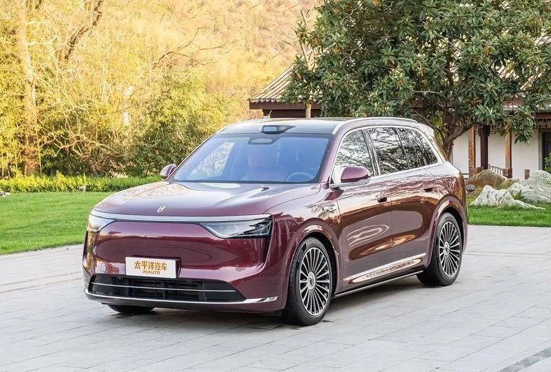带铁汁们盘一下问界M8:订单已破10万！尺寸堪比全尺寸SUV，
——尺寸方面，车