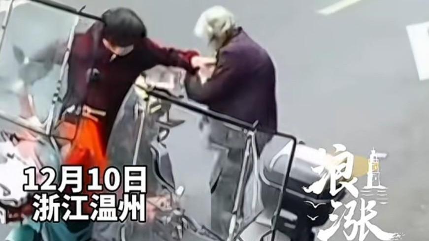 残障拾荒老人被推倒后续：无大碍，推人大妈赔偿。网友：赔得太少