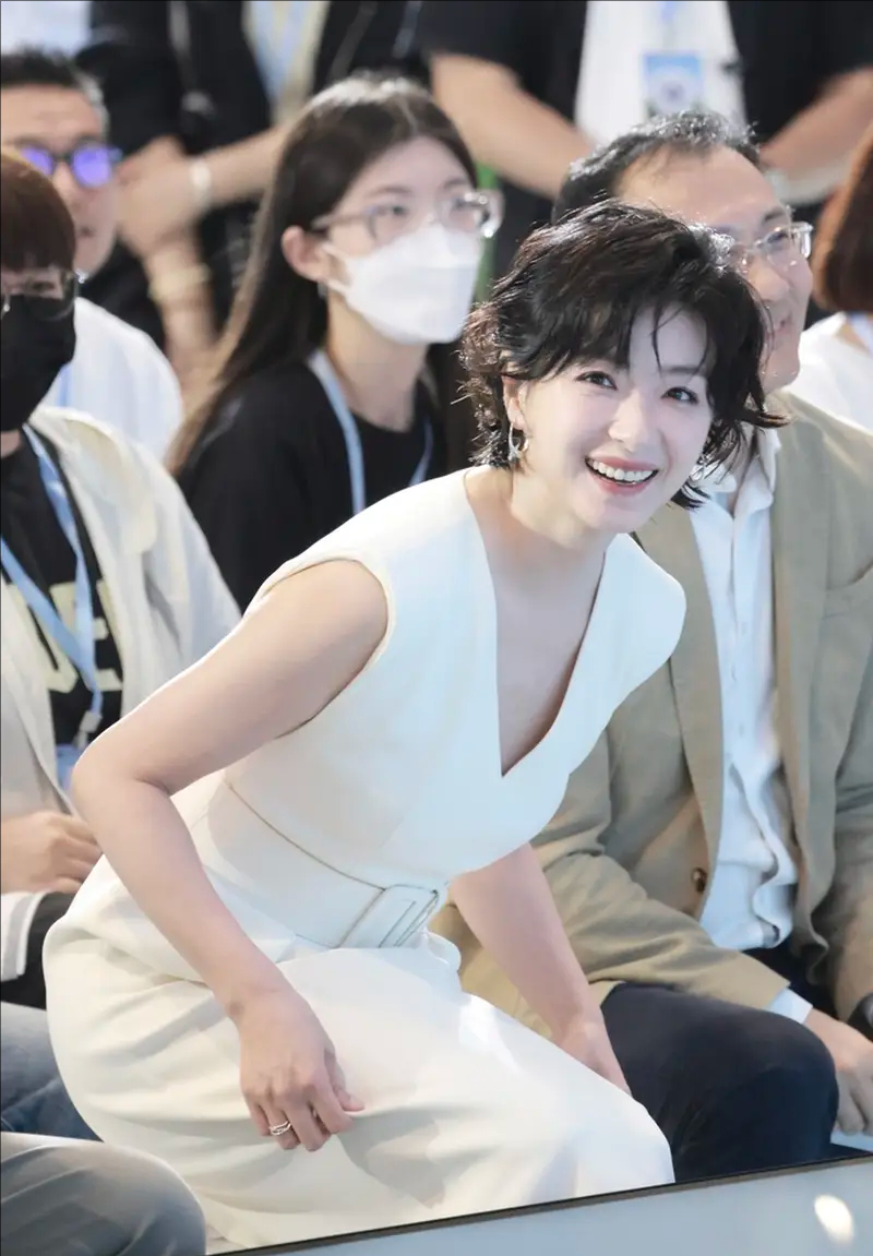 万茜穿白色V领无袖长裙现身南京品牌线下活动状态佳
