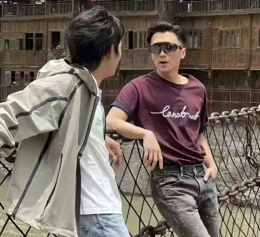 谢霆锋丁真，太惊喜了！
今天6月17日，有网友偶遇谢霆锋和丁真一起拍摄纪录片，两