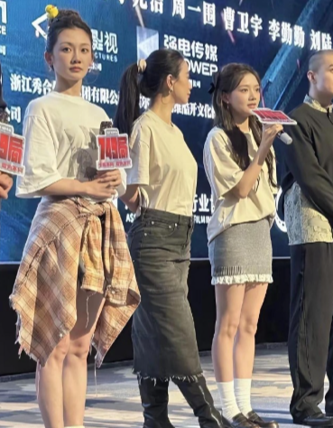 左边这个女演员看着好眼熟，就是叫不出名字来。 ​​​