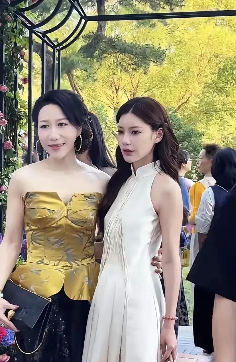 大婚后的汪太太
再次耀眼出场了
去参加百鸽丽读诗会
一袭露肩拖地白长裙
把她衬得