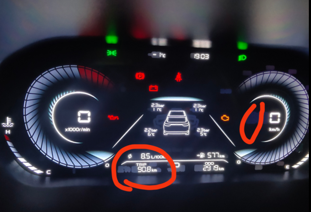 四代帝豪仪表盘花屏
2000公里的新车，车子突然出现花屏露白底，不知道是质量不过