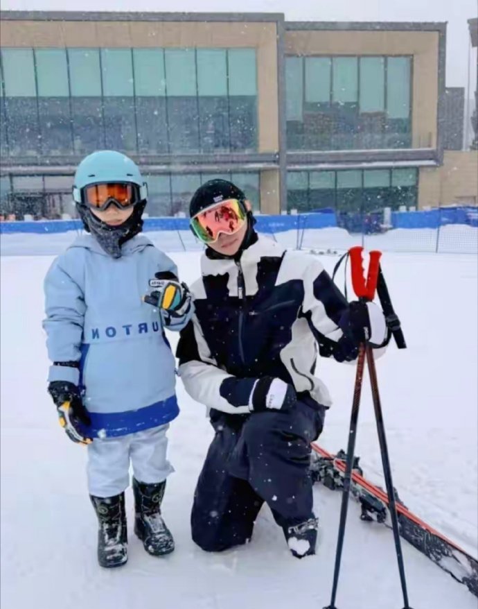 45岁谢霆锋在河北滑雪被偶遇，他穿着滑雪服，身材修长好帅气啊 ​​​