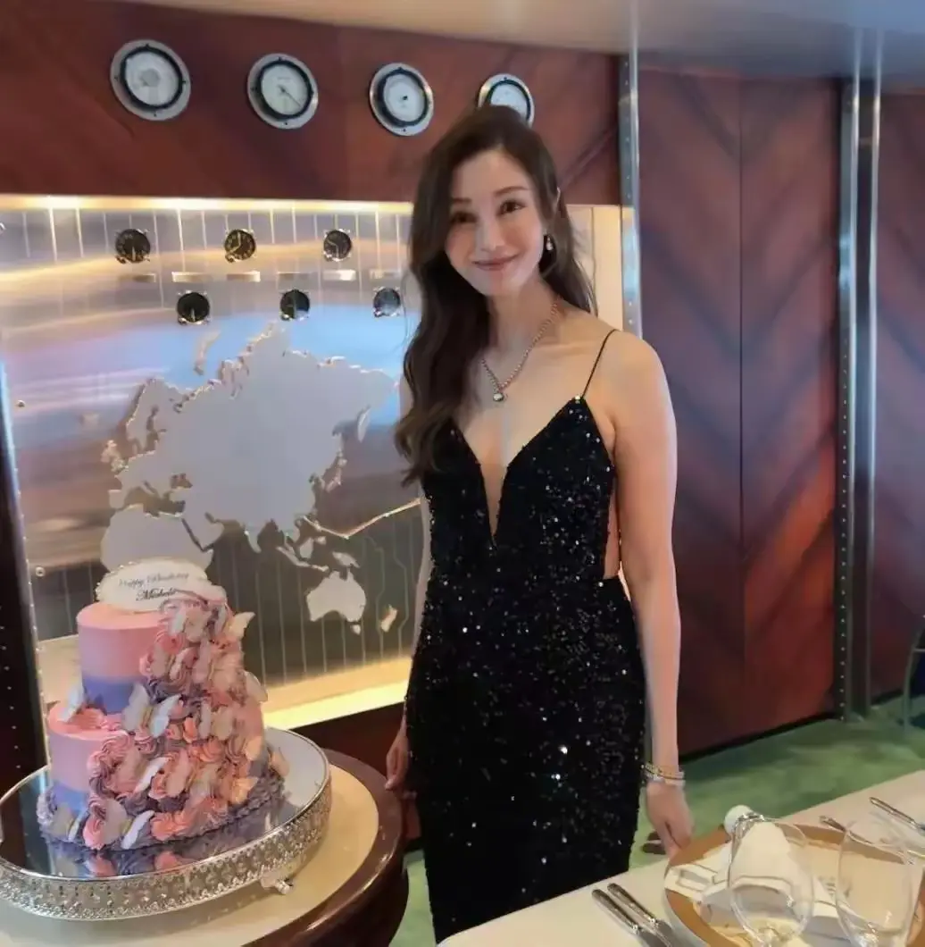 李嘉欣晒55岁生日照，真的美了一輩子，谁能想到50+状态看起来就是30+


