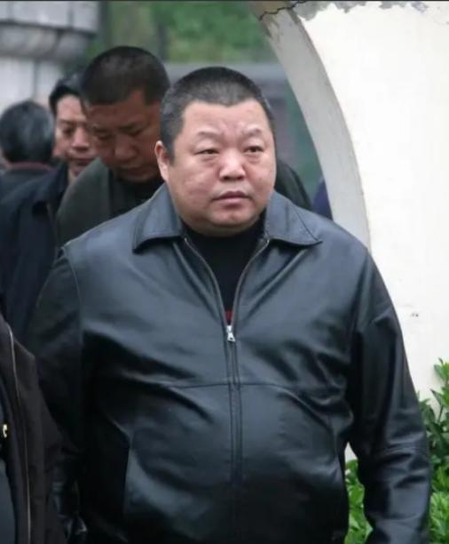 那年，戴娆27岁，正红得发紫。她的歌声清亮甜美，《相约九八》红遍大江南北，广告代