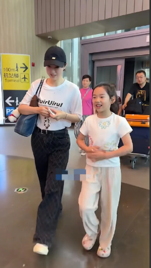 不得不说，董璇是会养娃的
9岁的小酒窝和妈妈一起出现在机场，路人问她:你干啥去了