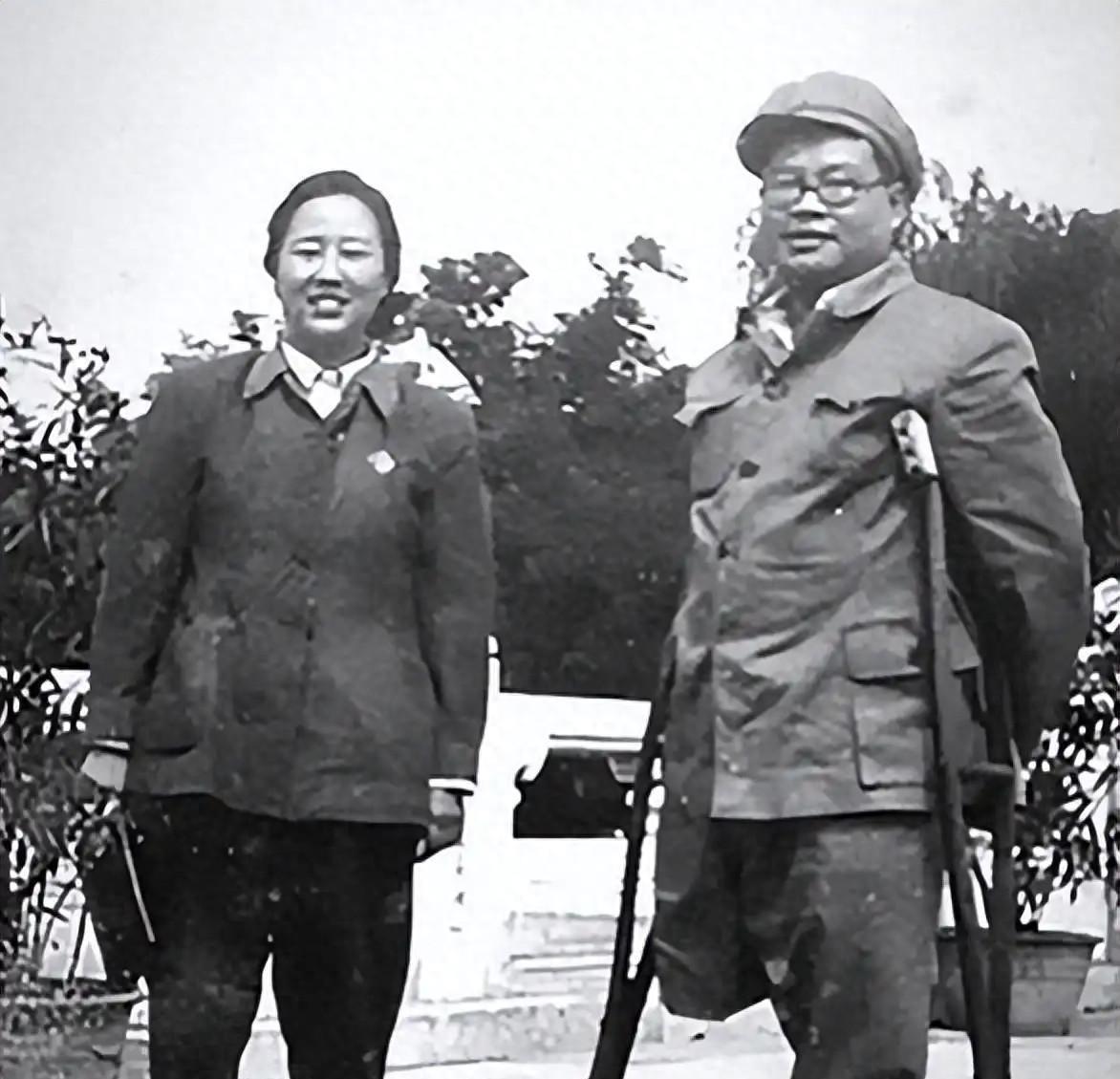 70年代，断腿将军钟赤兵遭人孤立，毛主席公开发火：真是忘了本！
“爸爸，钟伯伯又