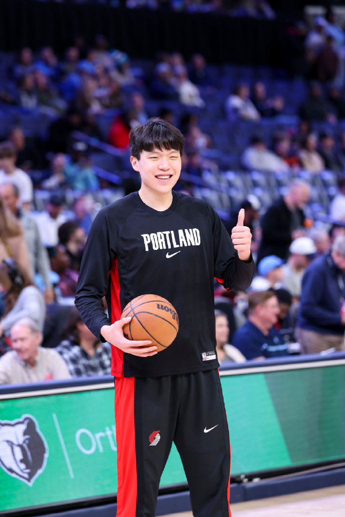 绝地反击！#杨瀚森生涯首次首发4分5板2助# 
小杨生涯的首次首发，
上半场他仅