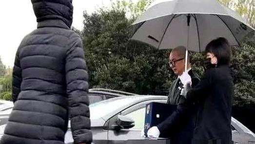 大S葬礼仅40分钟，千万墓地无墓碑无遗照，只有两束花！还是塔葬