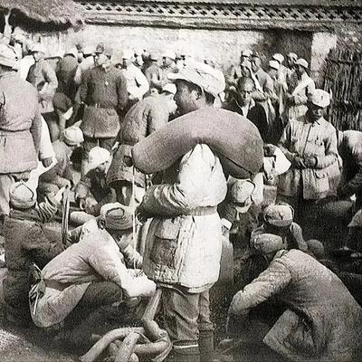 1942年的一天，瑞大娘给十几名八路军送去鸡蛋，还没进门就发现他们撅成一排上厕所