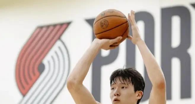 杨瀚森顺位暴涨20位原因找到了！
原来在开拓者试训时，全场5vs5的比赛，杨瀚森